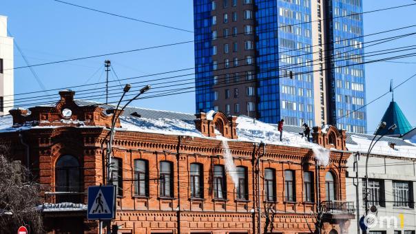 В Новосибирске после обрушения магазина с крыш 567 зданий убрали снег