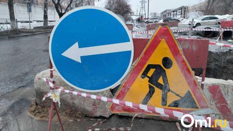 «Страшно ходить рядом»: омичка пожаловалась на яму с кипятком по улице Рокоссовского
