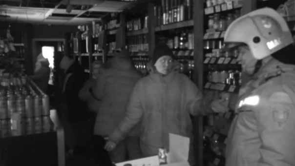 Спасатели помогают владельцам магазинов эвакуировать товар из разрушенного ТЦ в Новосибирске