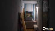 В потолке зияет дыра: в Омске до сих пор не расселили барак, где обрушилась крыша