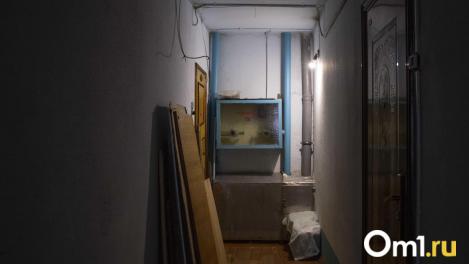 В потолке зияет дыра: в Омске до сих пор не расселили барак, где обрушилась крыша