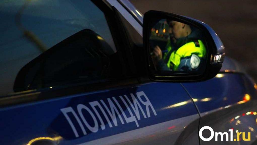 Упаковал деньги в носки: в Омске пенсионера обманули на 2,9 миллиона под предлогом замены домофона