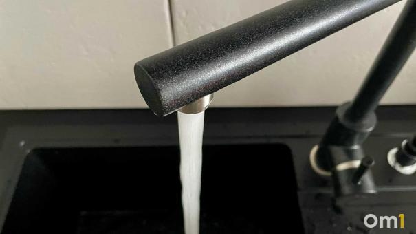 В Омском водоканале прокомментировали крупную аварию: вода залила Иртышскую набережную