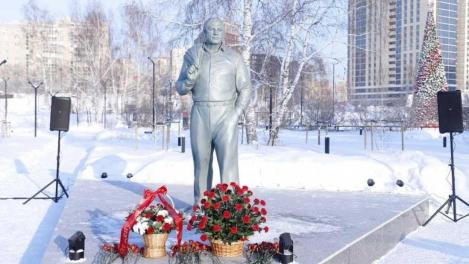 Депутаты Заксобрания Новосибирской области возложили цветы к памятнику Бугакову в его день рождения