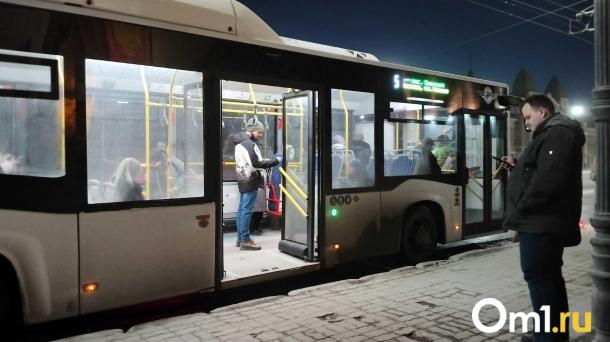 Новосибирские пассажиры помогли вытолкать застрявший на Ипподромской автобус