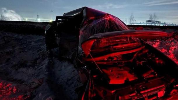 Опубликованы фото с переезда в Омске, где водитель попал под поезд