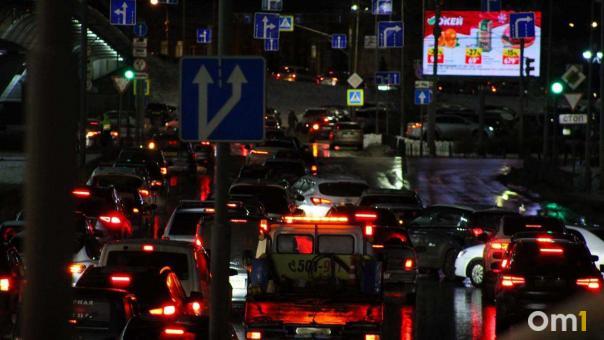 От СибАДИ до «Маяковского»: омичи встали в гигантской пробке из-за аварий на Красном Пути