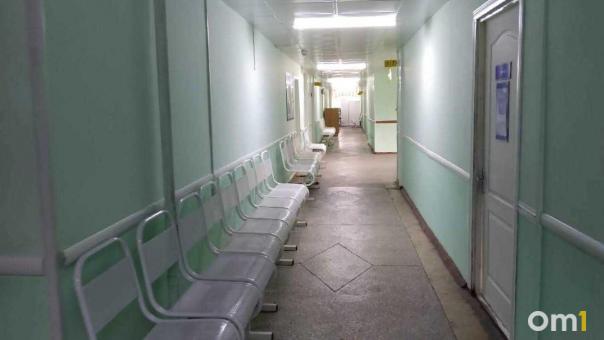 В Минздраве рассказали о состоянии школьницы, выпавшей из окна многоэтажки в Омске