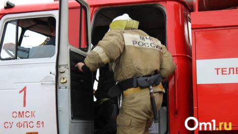 На улице Масленникова в Омске загорелся торговый центр