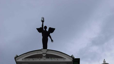 Гроб, обнаруженный у мусорных контейнеров в Кемерове, оказался реквизитом