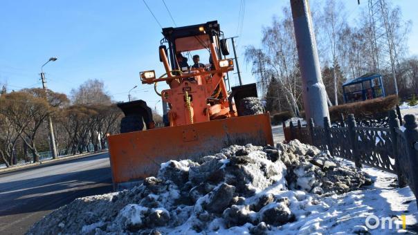 На улице Виталия Потылицына в Новосибирске тротуары превратились в ледовые трассы