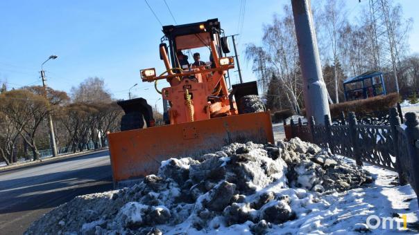 613 машин и 30 тысяч кубов снега: как Новосибирск справляется с заносами