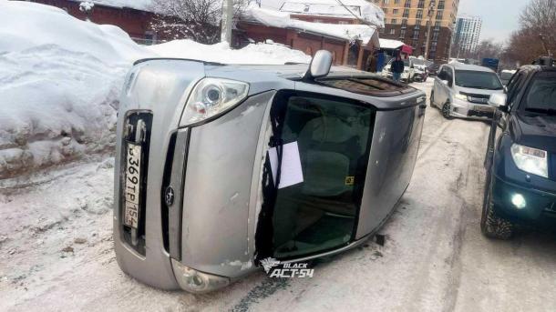 В Новосибирске из-за глубокой колеи на улице Панфиловцев автомобиль перевернулся на бок