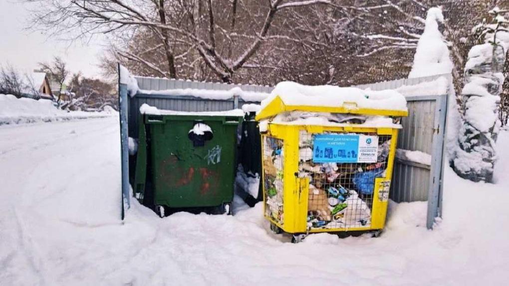 Снежные завалы осложняют вывоз мусора в Омске