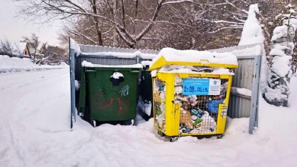 Снежные завалы осложняют вывоз мусора в Омске