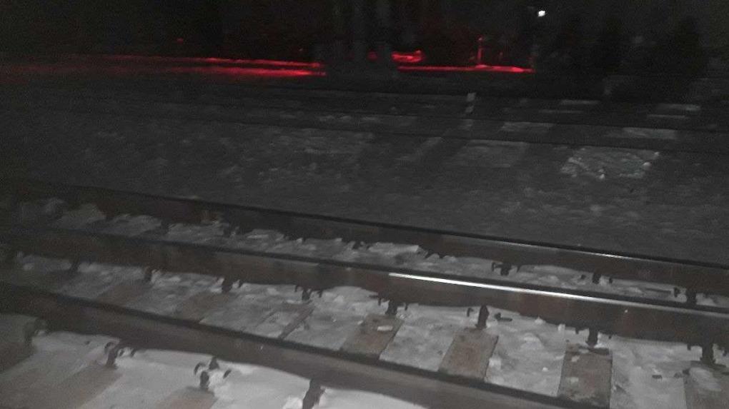 В Омской области молодая женщина попала под поезд