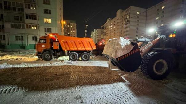 В Октябрьском районе Новосибирска усилили уборку снега дополнительной техникой