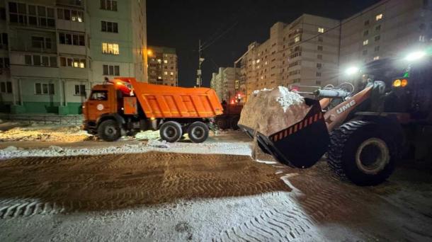 В Октябрьском районе Новосибирска усилили уборку снега дополнительной техникой