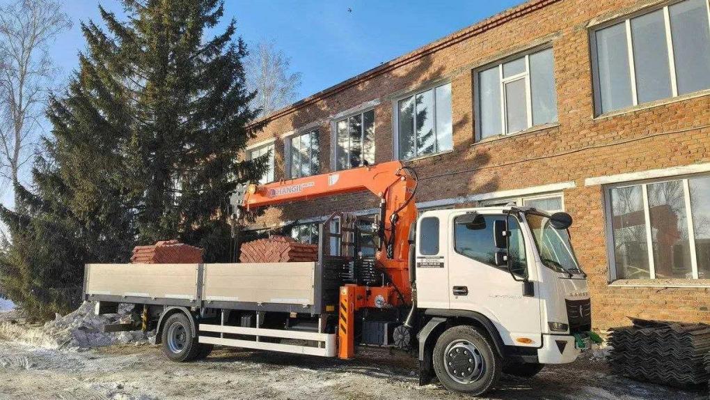 Виталий Хоценко проверил ход капитального ремонта школы в Марьяновском районе