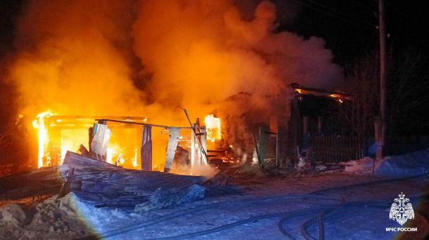 Сильный пожар под Омском уничтожил дом и хозпостройки