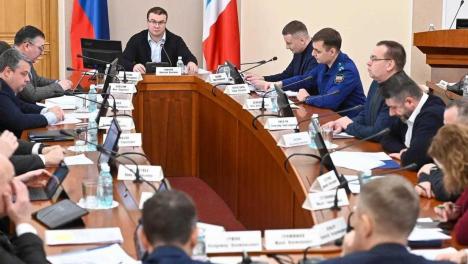 Хоценко требует ускорить стройку детсада, школы и стационара в Омске