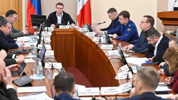 Хоценко требует ускорить стройку детсада, школы и стационара в Омске