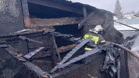 В Омской области мужчина пострадал при пожаре в хозпостройках