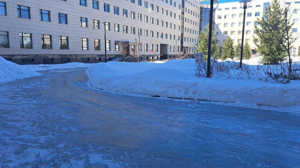 Новосибирских водителей предупредили о гололёде на дорогах