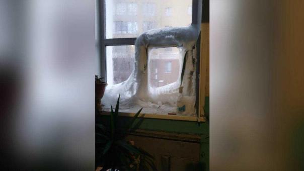 Омичи из центра города шесть лет борются с кипятком в подвале