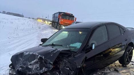 В Омской области 55-летний водитель на встречке спровоцировал тройное ДТП с четырьмя пострадавшими