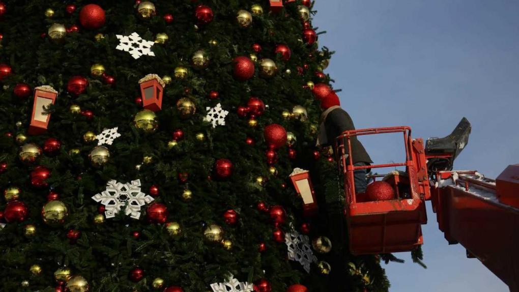 В центре Новосибирска начался демонтаж новогодних украшений