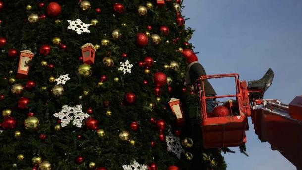 В центре Новосибирска начался демонтаж новогодних украшений