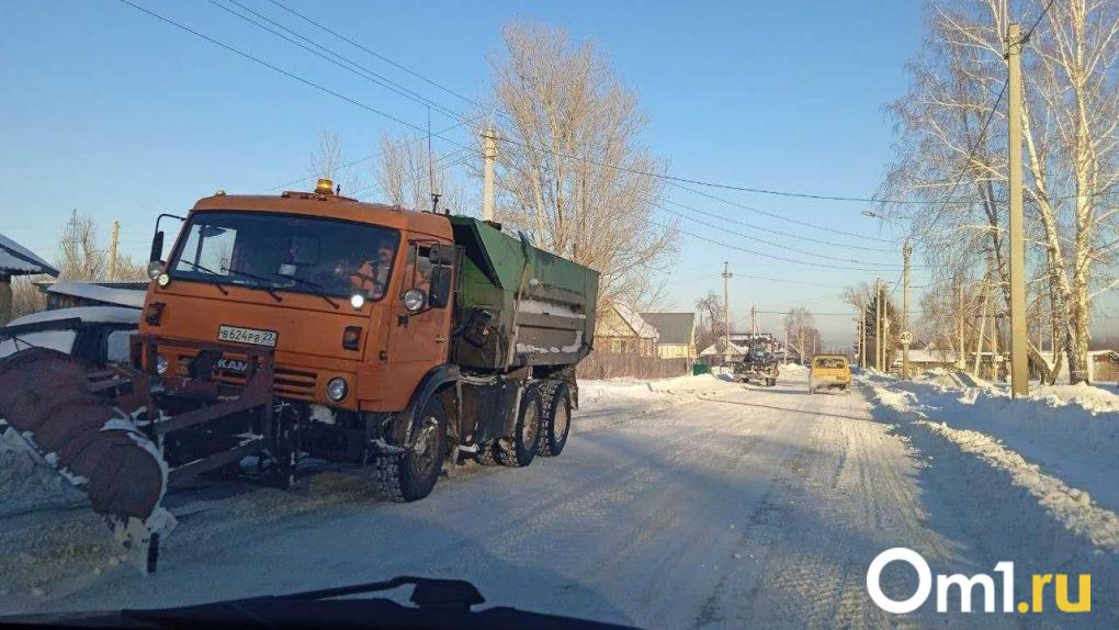 В Омске на борьбу со снегом выпустили раритетную технику