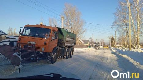 В Омске на борьбу со снегом выпустили раритетную технику