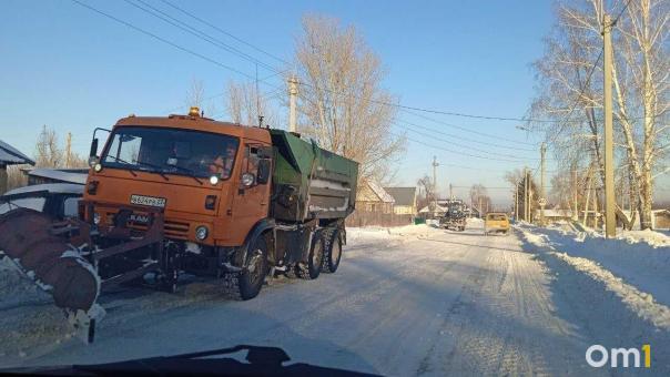 В Омске на борьбу со снегом выпустили раритетную технику
