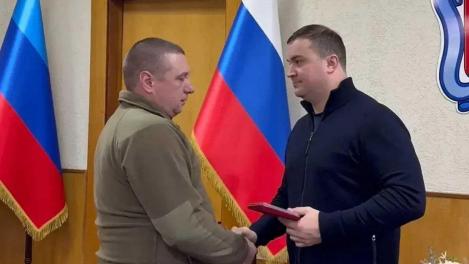 Виталий Хоценко вручил омским бойцам региональные награды и передал технику