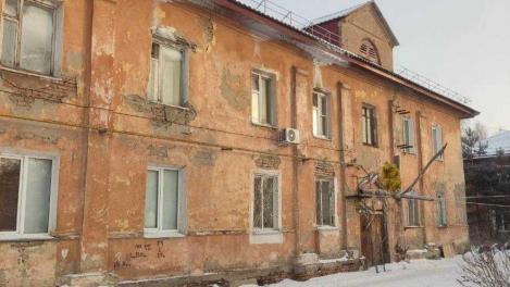 Прокуратура требует немедленно расселить дом в Омске: он может рухнуть в любой момент
