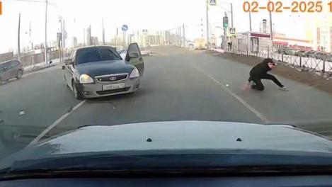 Какое-то чудо: омич на ходу вылетел из машины во время ДТП и остался жив