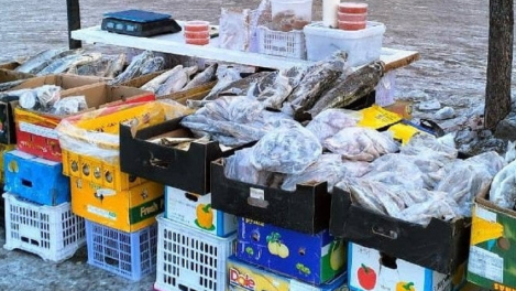 Уверяли, что продают конфискат: в Омске нашли подозрительных торговцев икрой, рыбой и молоком на улице