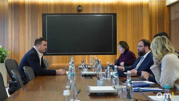 Губернатор Омской области встретился с главой Минцифры РФ