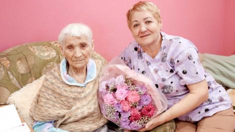 В Новосибирской области ветеран труда отметила 102 года