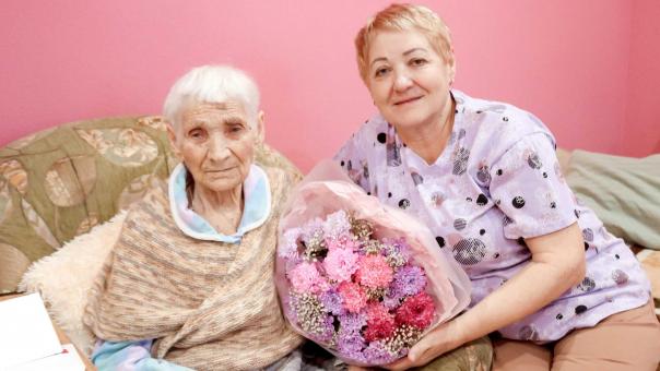 В Новосибирской области ветеран труда отметила 102 года