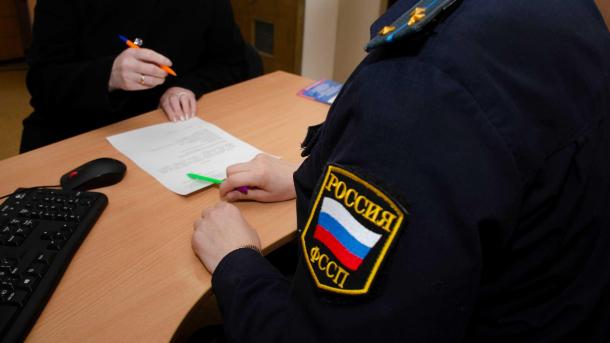Приставы побудили омичку погасить долг по алиментам в 450 тысяч рублей