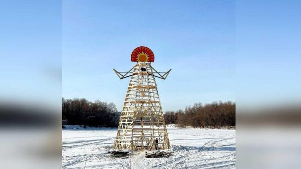 В Омске неожиданно увеличилось чучело Масленицы