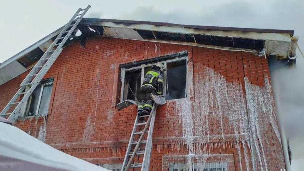 В Омской области едва не сгорел двухэтажный дом