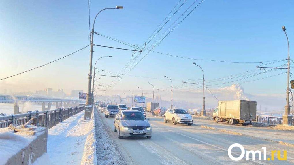Омские дорожные службы переводят в режим повышенной готовности из-за снегопадов