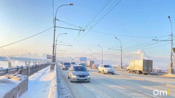 Омские дорожные службы переводят в режим повышенной готовности из-за снегопадов