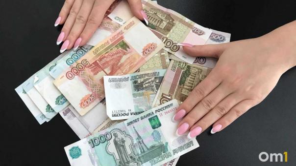 Пожилая женщина, обманутая мошенниками, похитила у других омичей больше миллиона рублей