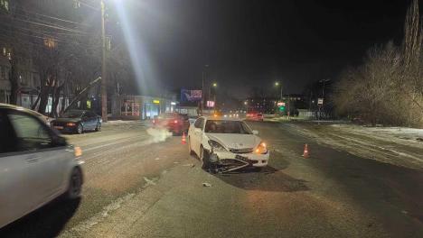 В Омске водитель иномарки не уступил дорогу: пострадали подросток и девушка