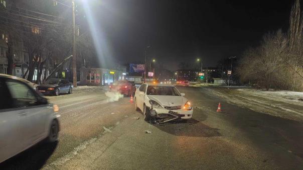 В Омске водитель иномарки не уступил дорогу: пострадали подросток и девушка